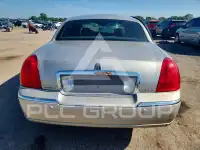 2005 Lincoln Town фото