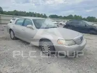 2005 Lincoln Town photo