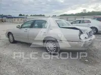 2005 Lincoln Town photo