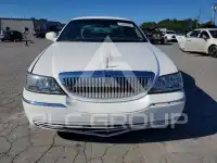 2009 Lincoln Town photo