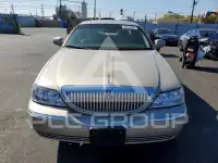 2010 Lincoln Town photo