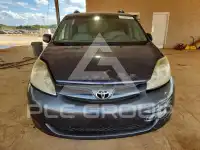 2010 Toyota SIENNA photo