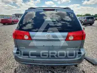 2010 Toyota SIENNA photo