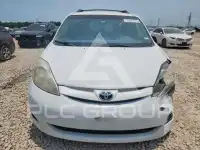 2010 Toyota SIENNA photo