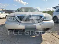 2011 Lincoln Town фото
