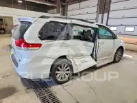 2011 Toyota SIENNA фото