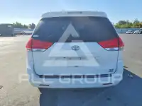 2011 Toyota SIENNA photo