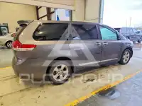 2011 Toyota SIENNA фото