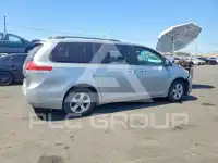 2011 Toyota SIENNA фото