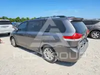2011 Toyota SIENNA photo