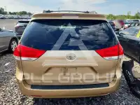 2011 Toyota SIENNA photo