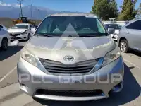 2011 Toyota SIENNA фото