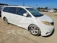 2011 Toyota SIENNA photo