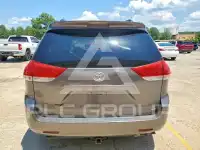 2011 Toyota SIENNA photo
