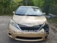 2011 Toyota SIENNA photo
