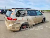 2011 Toyota SIENNA фото