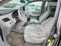 2011 Toyota SIENNA фото