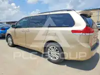 2011 Toyota SIENNA photo