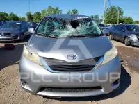 2011 Toyota SIENNA фото