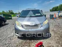 2011 Toyota SIENNA photo