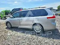 2011 Toyota SIENNA photo