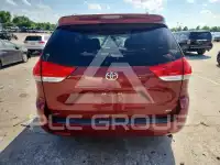 2011 Toyota SIENNA photo