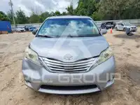 2011 Toyota SIENNA photo