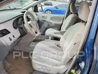 2011 Toyota SIENNA photo