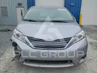 2011 Toyota SIENNA photo