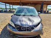 2011 Toyota SIENNA фото