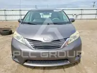 2011 Toyota SIENNA photo