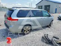 2011 Toyota SIENNA фото