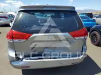2011 Toyota SIENNA photo