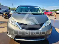 2012 Toyota SIENNA photo