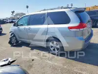 2012 Toyota SIENNA photo