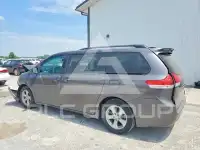2012 Toyota SIENNA photo