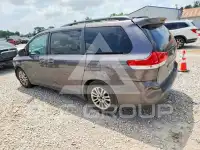 2012 Toyota SIENNA photo