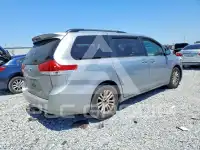 2012 Toyota SIENNA photo