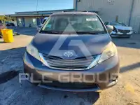 2013 Toyota SIENNA photo