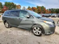 2013 Toyota SIENNA photo