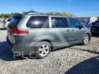 2013 Toyota SIENNA photo