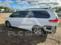 2013 Toyota SIENNA photo
