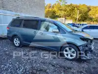 2013 Toyota SIENNA photo