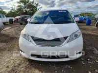 2013 Toyota SIENNA photo