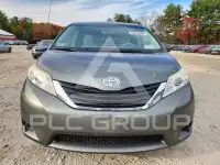 2013 Toyota SIENNA photo