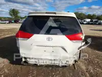 2013 Toyota SIENNA photo