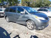 2013 Toyota SIENNA photo