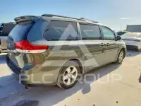 2013 Toyota SIENNA photo