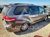 2013 Toyota SIENNA photo
