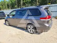 2013 Toyota SIENNA photo